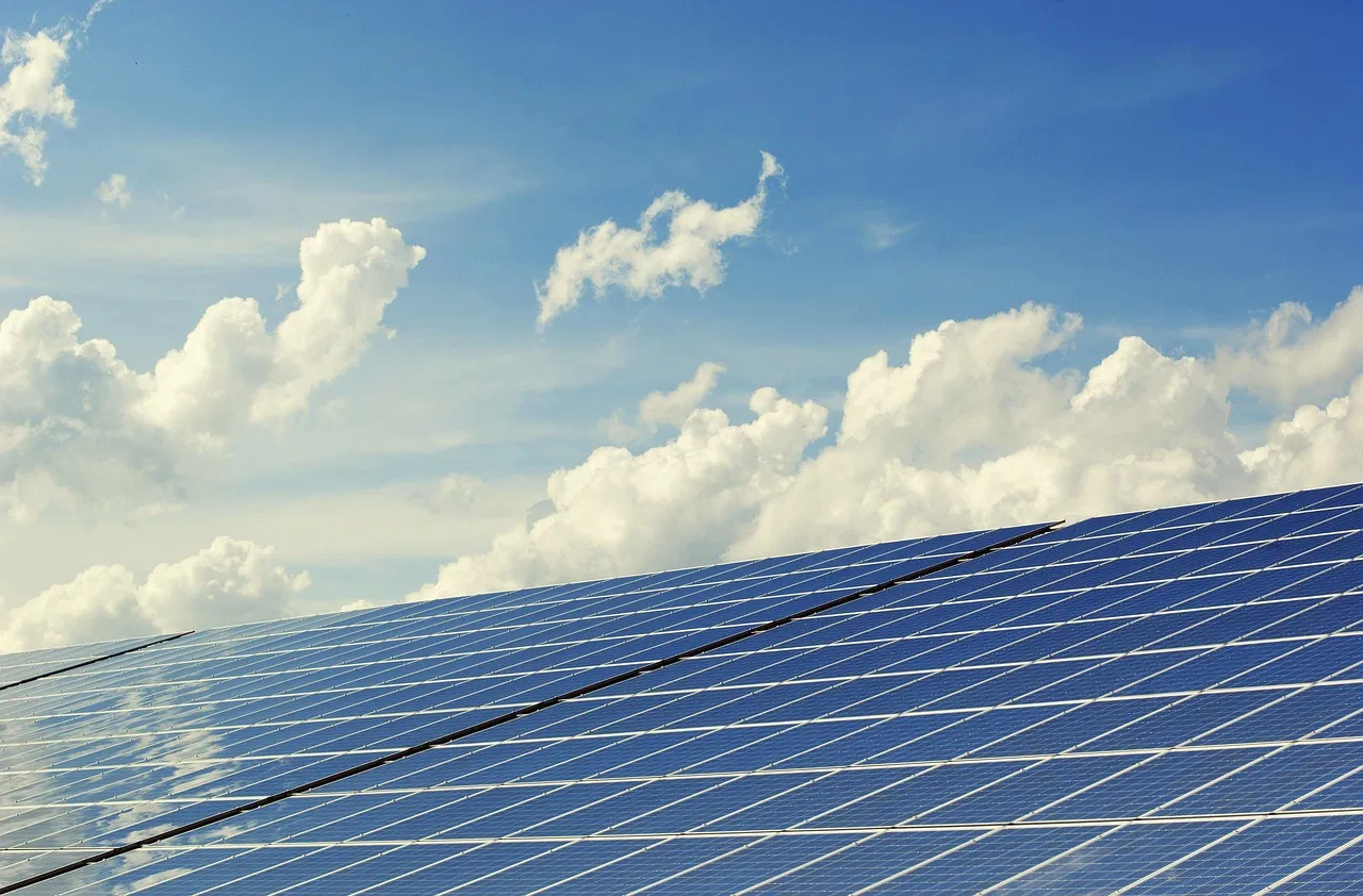 Comment produire sa propre énergie renouvelable à la maison en 2025 ?