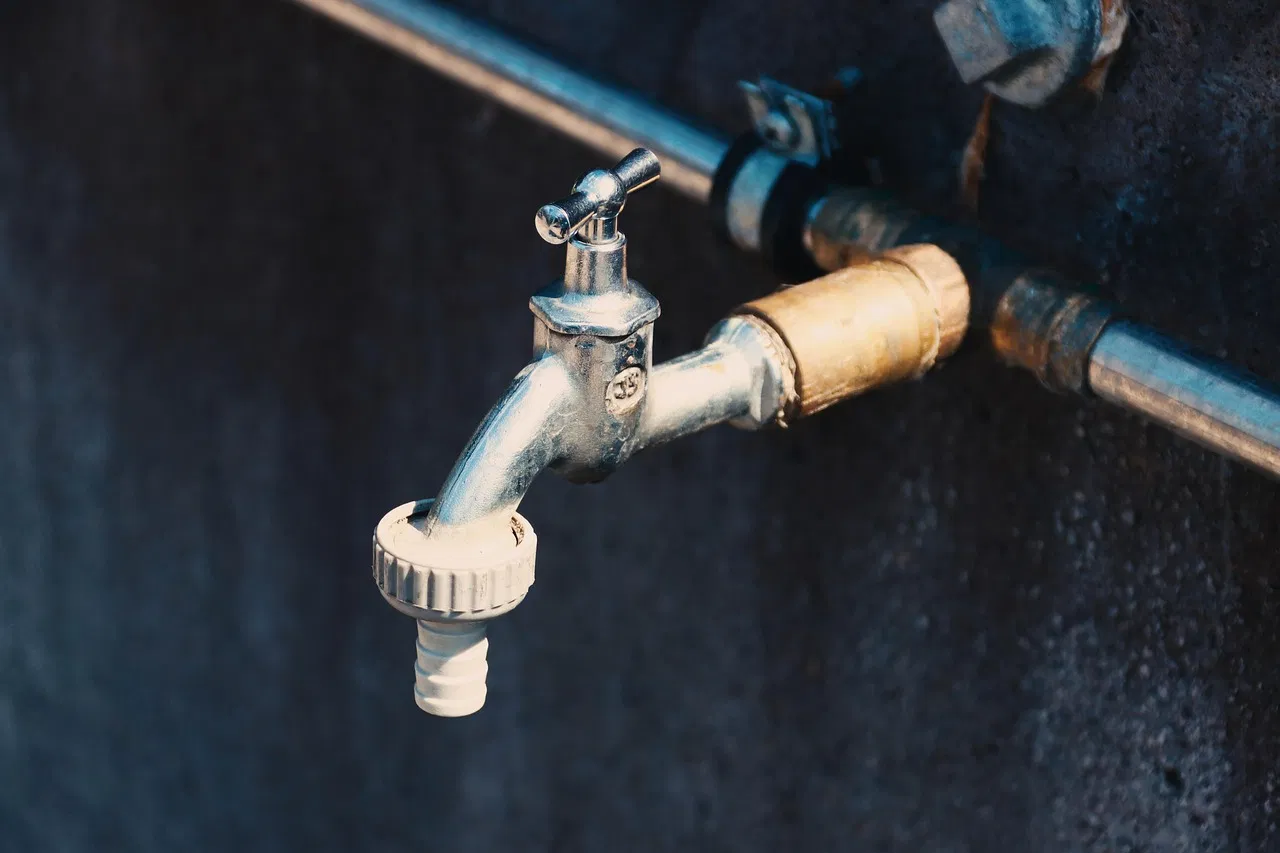 Économiser l’eau dans la salle de bain : astuces et solutions efficaces en 2025