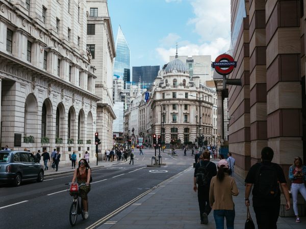 découvrez l'univers des banques : services financiers, conseils en gestion de patrimoine, solutions de crédit et innovations numériques pour optimiser votre expérience bancaire.