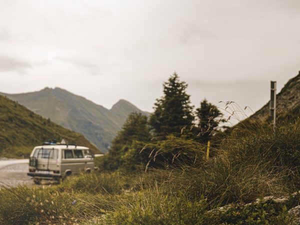 découvrez l'univers de la vanlife : une aventure nomade pleine de liberté, d'exploration et de rencontres. embarquez pour un voyage inoubliable à travers les paysages, la nature et les grands espaces.