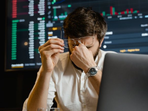 découvrez tout ce qu'il faut savoir sur la taxe carbone : son fonctionnement, ses enjeux environnementaux et économiques, et son impact sur la lutte contre le changement climatique.