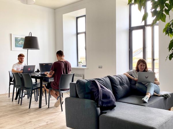 découvrez le coliving, une nouvelle façon de vivre et de partager un espace en communauté. idéal pour les jeunes professionnels et les étudiants, le coliving offre flexibilité, confort et convivialité, tout en favorisant les échanges et les rencontres. profitez d'espaces communs modernes et d'une ambiance chaleureuse dans votre nouvelle maison.
