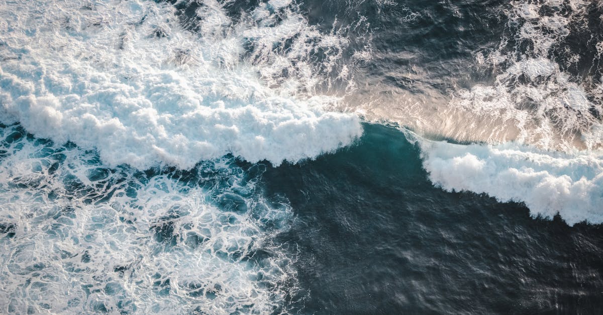 découvrez les énergies marines, une source renouvelable prometteuse qui exploite la puissance des océans pour produire de l'électricité. apprenez comment les technologies innovantes transforment les vagues, les marées et le courant marin en énergie durable pour un avenir énergétique responsable.