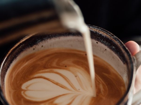 découvrez la production de lait carboneutre, une méthode innovante et durable qui réduit l'empreinte écologique de l'élevage. adoptez des pratiques respectueuses de l'environnement tout en savourant un lait de qualité, éthique et responsable. ensemble, contribuons à un avenir plus vert !
