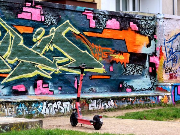 découvrez les meilleurs scooters électriques : autonomie, design, sécurité et conseils pour choisir le modèle idéal selon vos besoins urbains ou loisirs.