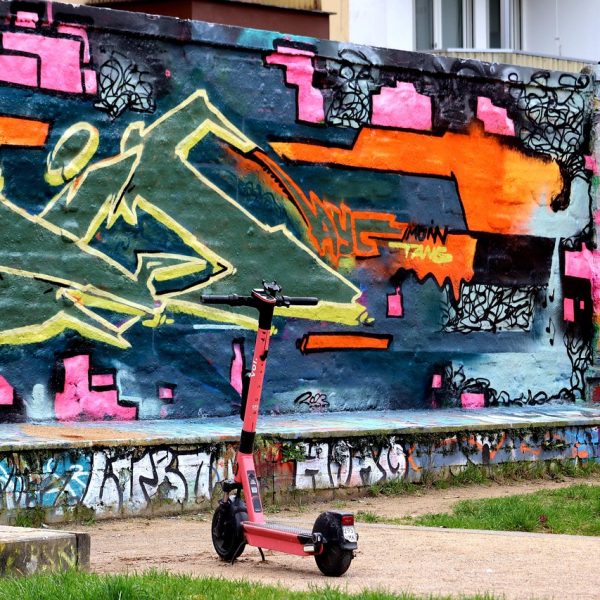 découvrez les meilleurs scooters électriques : autonomie, design, sécurité et conseils pour choisir le modèle idéal selon vos besoins urbains ou loisirs.