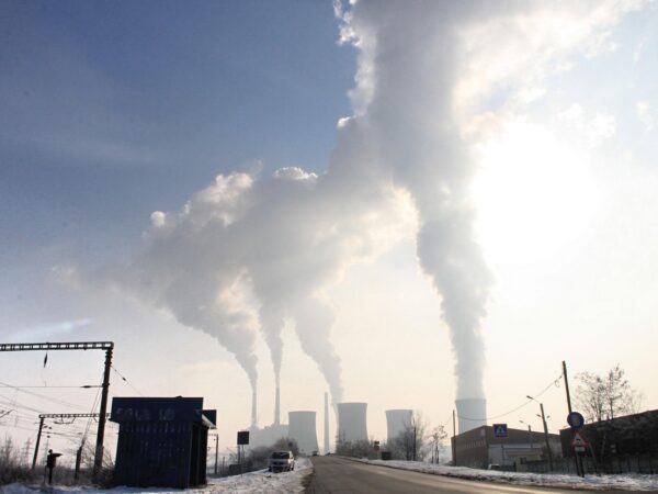découvrez ce que sont les émissions liées à la fabrication, leur impact environnemental, les principaux facteurs responsables et les solutions pour les réduire dans l'industrie manufacturière.