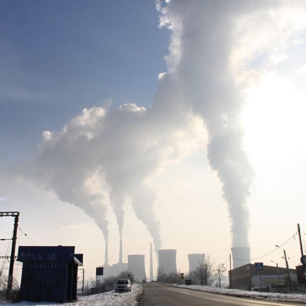 découvrez ce que sont les émissions liées à la fabrication, leur impact environnemental, les principaux facteurs responsables et les solutions pour les réduire dans l'industrie manufacturière.